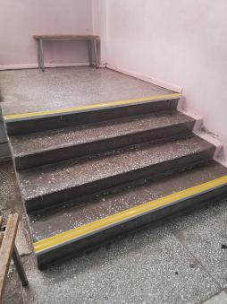 Контрастная маркировка ступеней лестницы